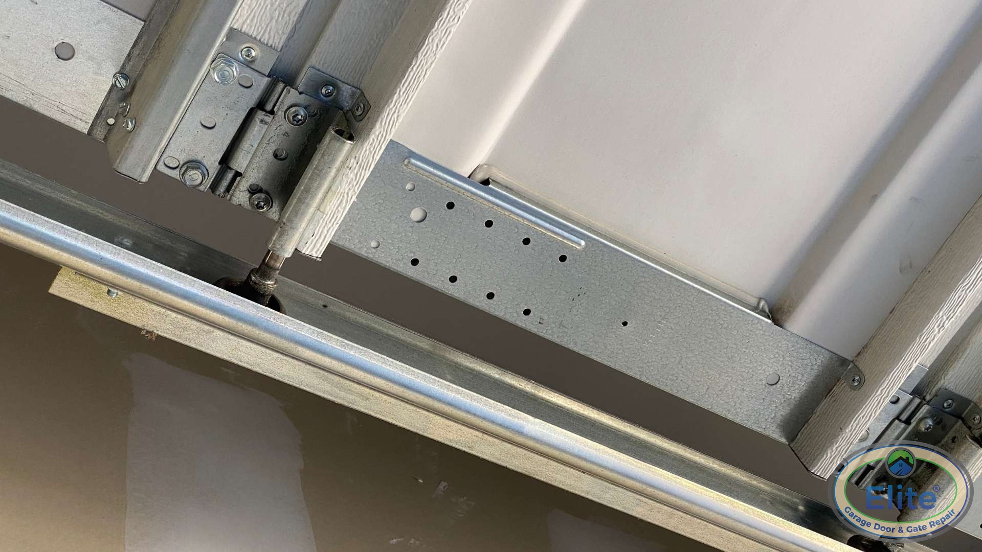 What Causes Garage Door Opener Remotes to Stop Working? - Month 1 Recap: Renton's most common garage door issues solved